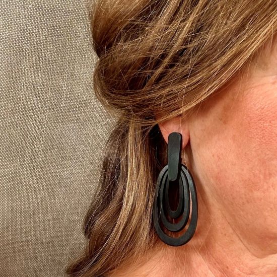 Buffelhoorn, zwartmatte oorbellen. 3 Ovalen met langwerpige stud 8.5x3.7cm