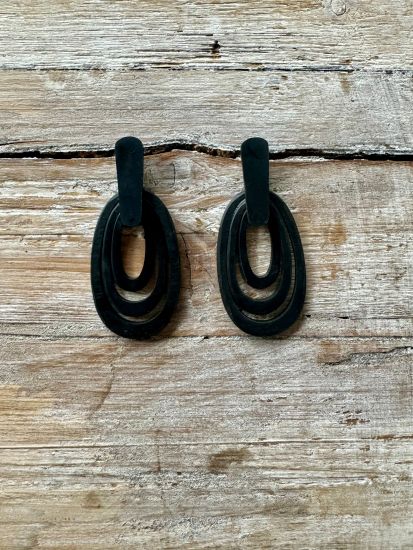 Buffelhoorn, zwartmatte oorbellen. 3 Ovalen met langwerpige stud 8.5x3.7cm