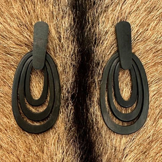 Buffelhoorn, zwartmatte oorbellen. 3 Ovalen met langwerpige stud 8.5x3.7cm