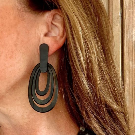 Buffelhoorn, zwartmatte oorbellen. 3 Ovalen met langwerpige stud 8.5x3.7cm