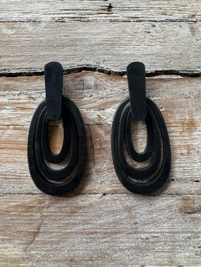 Buffelhoorn, zwartmatte oorbellen. 3 Ovalen met langwerpige stud 8.5x3.7cm