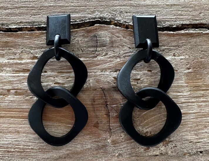 Buffelhoorn schakeloorbellen, matzwart. Facet geslepen stud.7 x 3 cm