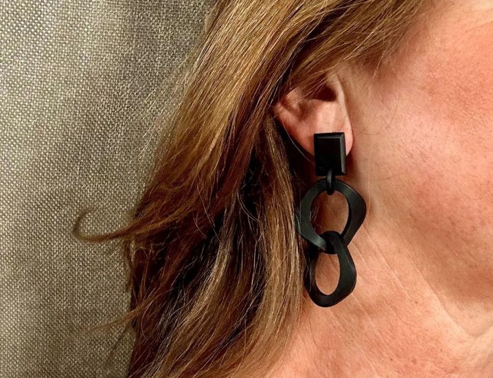 Buffelhoorn schakeloorbellen, matzwart. Facet geslepen stud.7 x 3 cm