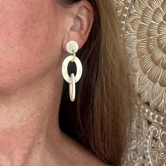 Geborstelde, handgemaakte buffelhoorn schakeloorbellen. 7 X 3.4 cm. Zandtintjes. Licht van gewicht.