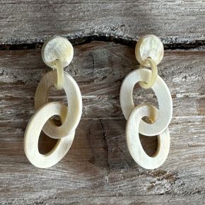 Geborstelde, handgemaakte buffelhoorn schakeloorbellen. 7 X 3.4 cm. Zandtintjes. Licht van gewicht.