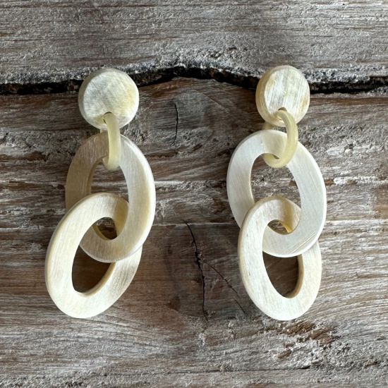 Geborstelde, handgemaakte buffelhoorn schakeloorbellen. 7 X 3.4 cm. Zandtintjes. Licht van gewicht.