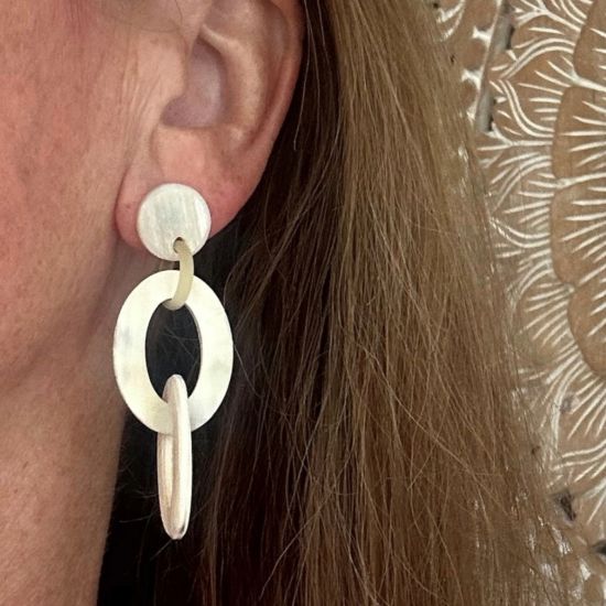 Geborstelde, handgemaakte buffelhoorn schakeloorbellen. 7 X 3.4 cm. Zandtintjes. Licht van gewicht.