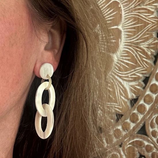 Geborstelde, handgemaakte buffelhoorn schakeloorbellen. 7 X 3.4 cm. Zandtintjes. Licht van gewicht.