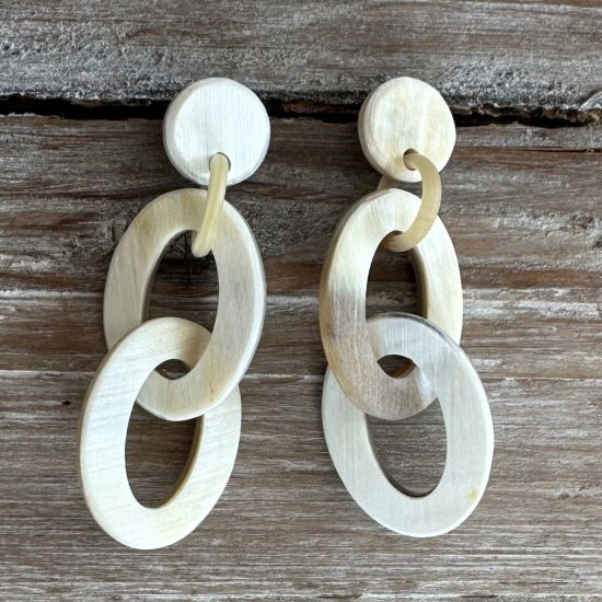 Geborstelde, handgemaakte buffelhoorn schakeloorbellen. 7 X 3.4 cm. Zandtintjes. Licht van gewicht.