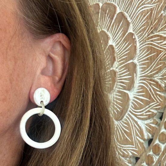 Geborstelde, handgemaakte buffelhoorn creooltjes. 3.3cm