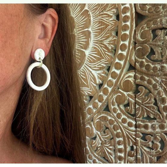 Geborstelde, handgemaakte buffelhoorn creooltjes. 3.3cm