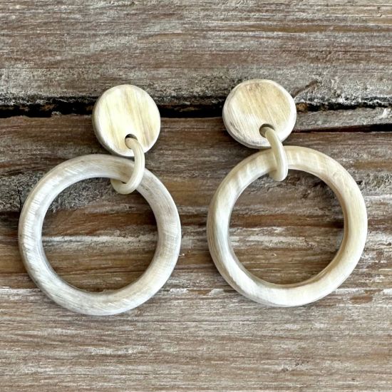 Geborstelde, handgemaakte buffelhoorn creooltjes. 3.3cm