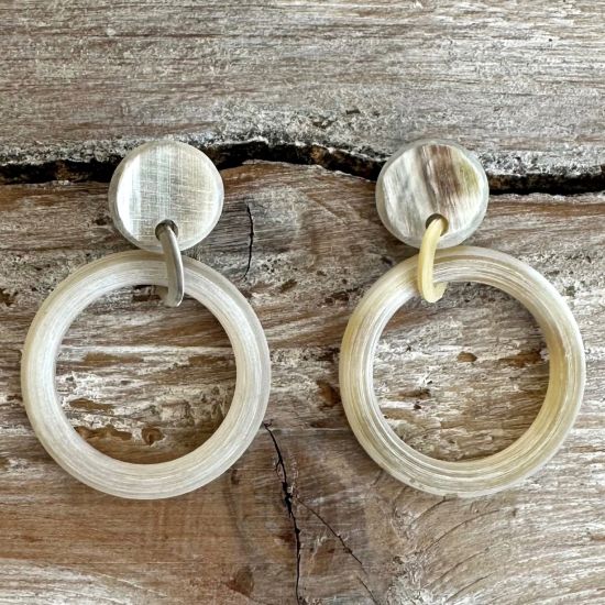 Geborstelde, handgemaakte buffelhoorn creooltjes. 3.3cm