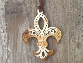 Sierlijk handgemaakte Franse Lelie, buffelhoorn. Glans finish. Lengte 7.3cm. Breedte 5.5cm.