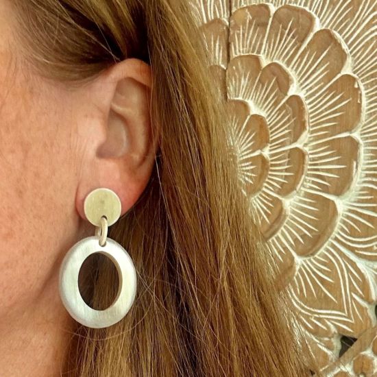 Handgemaakte, geborstelde buffelhoorn oorbellen. Zand/blondtintjes. 5.3 x 2.9cm