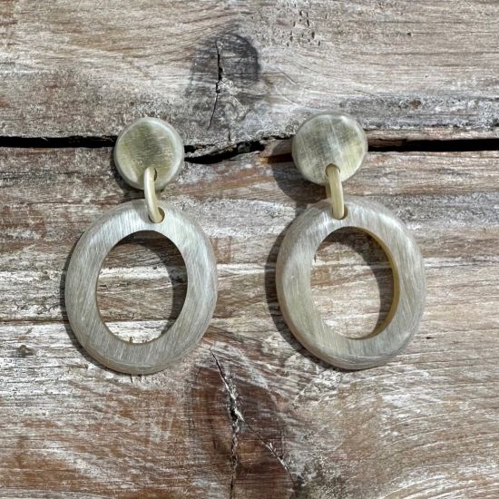 Handgemaakte, geborstelde buffelhoorn oorbellen. Zand/blondtintjes. 5.3 x 2.9cm