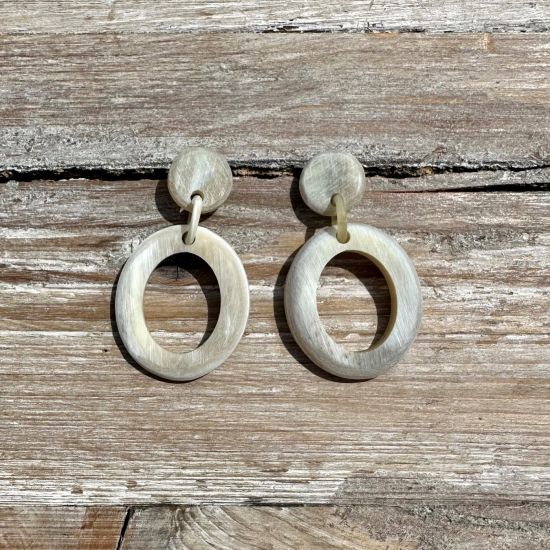 Handgemaakte, geborstelde buffelhoorn oorbellen. Zand/blondtintjes. 5.3 x 2.9cm