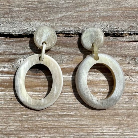 Handgemaakte, geborstelde buffelhoorn oorbellen. Zand/blondtintjes. 5.3 x 2.9cm