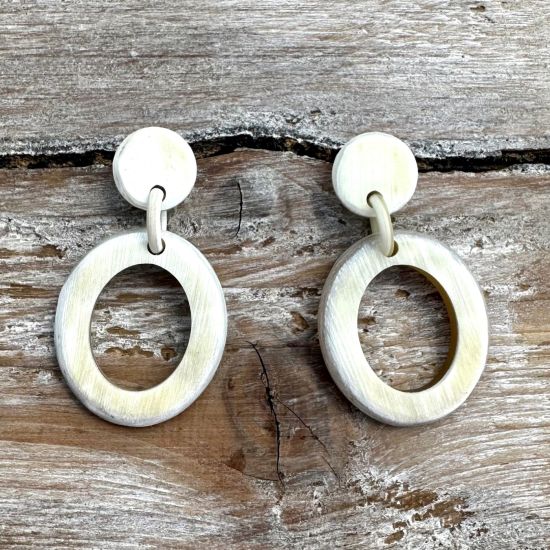 Handgemaakte, geborstelde buffelhoorn oorbellen. Zand/blondtintjes. 5.3 x 2.9cm