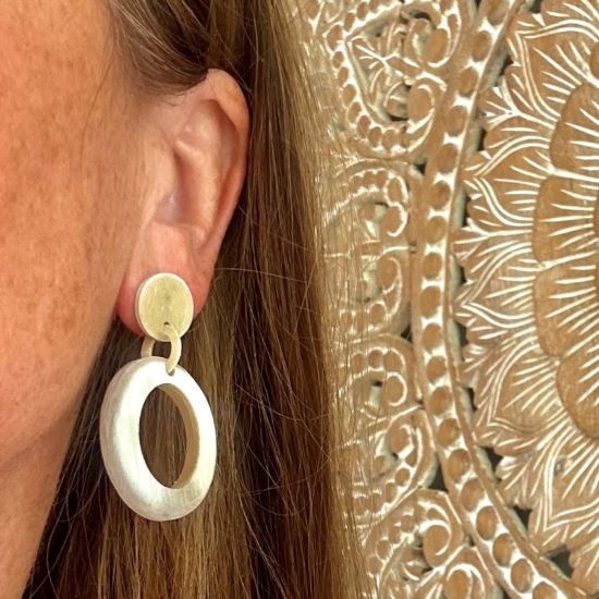 Handgemaakte, geborstelde buffelhoorn oorbellen. Zand/blondtintjes. 5.3 x 2.9cm