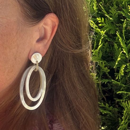 Geborstelde, handgemaakte ovale buffelhoorn oorbellen met dubbele schakels,  Zandtintjes.