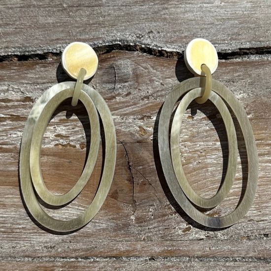 Geborstelde, handgemaakte ovale buffelhoorn oorbellen met dubbele schakels,  Zandtintjes.