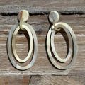 Geborstelde, handgemaakte ovale buffelhoorn oorbellen met dubbele schakels,  Zandtintjes.