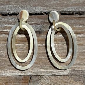 Geborstelde, handgemaakte ovale buffelhoorn oorbellen met dubbele schakels,  Zandtintjes.