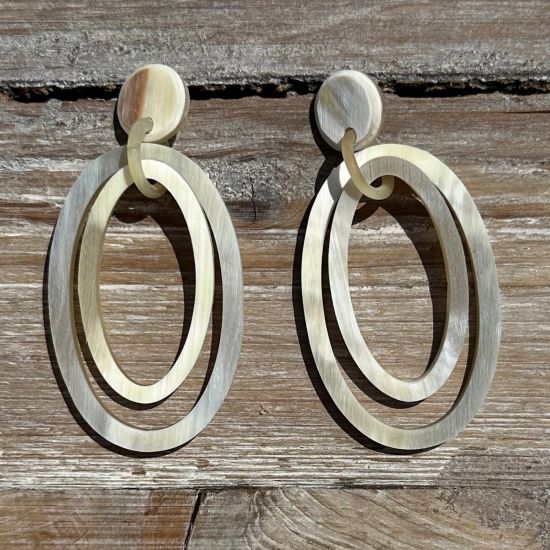 Geborstelde, handgemaakte ovale buffelhoorn oorbellen met dubbele schakels,  Zandtintjes.