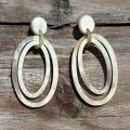 Geborstelde, handgemaakte ovale buffelhoorn oorbellen met dubbele schakels,  Zandtintjes.