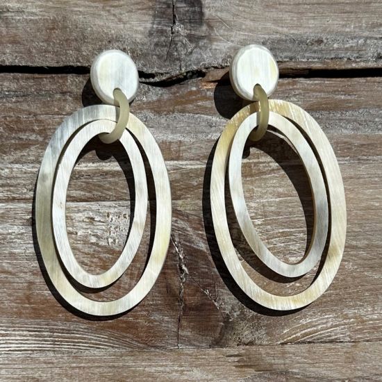 Geborstelde, handgemaakte ovale buffelhoorn oorbellen met dubbele schakels,  Zandtintjes.