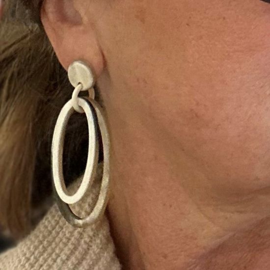 Geborstelde, handgemaakte ovale buffelhoorn oorbellen met dubbele schakels,  Zandtintjes.