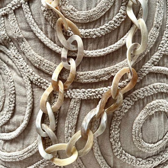 Geborsteld buffelhoorn collier in zand- / blondtintjes. 85cm. Lichtgewicht.