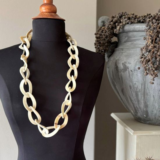 Geborsteld buffelhoorn collier in zand- / blondtintjes. 85cm. Lichtgewicht.