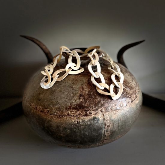 Geborsteld buffelhoorn collier in zand- / blondtintjes. 85cm. Lichtgewicht.