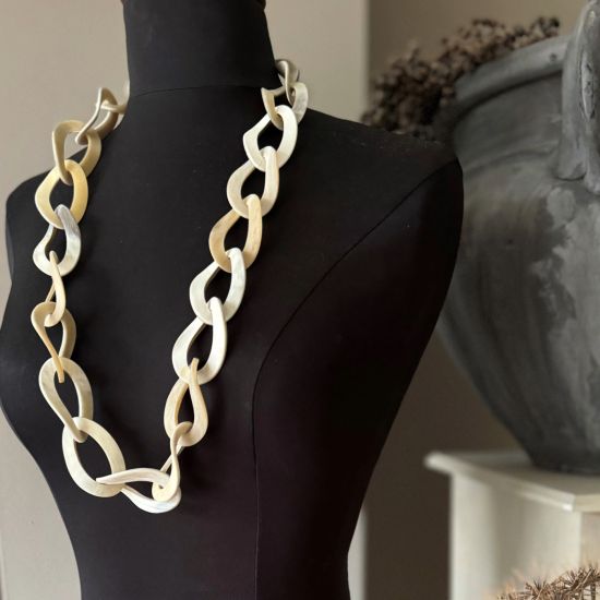 Geborsteld buffelhoorn collier in zand- / blondtintjes. 85cm. Lichtgewicht.