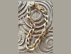 Geborsteld buffelhoorn collier in zand- / blondtintjes. 85cm. Lichtgewicht.