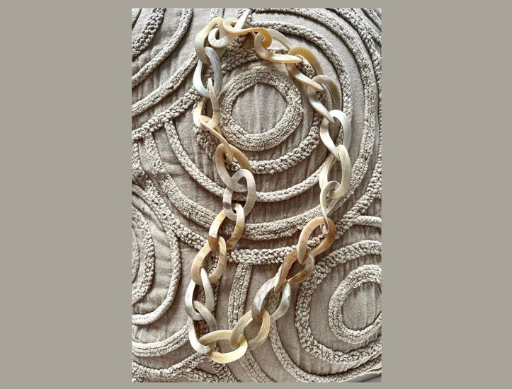 Geborsteld buffelhoorn collier in zand- / blondtintjes. 85cm. Lichtgewicht.