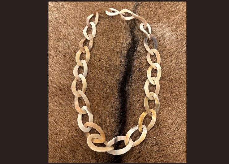 Geborsteld buffelhoorn collier in zand- / blondtintjes. 85cm. Lichtgewicht.