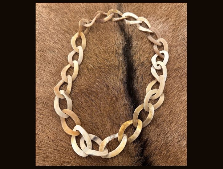 Geborsteld buffelhoorn collier in zand- / blondtintjes. 85cm. Lichtgewicht.