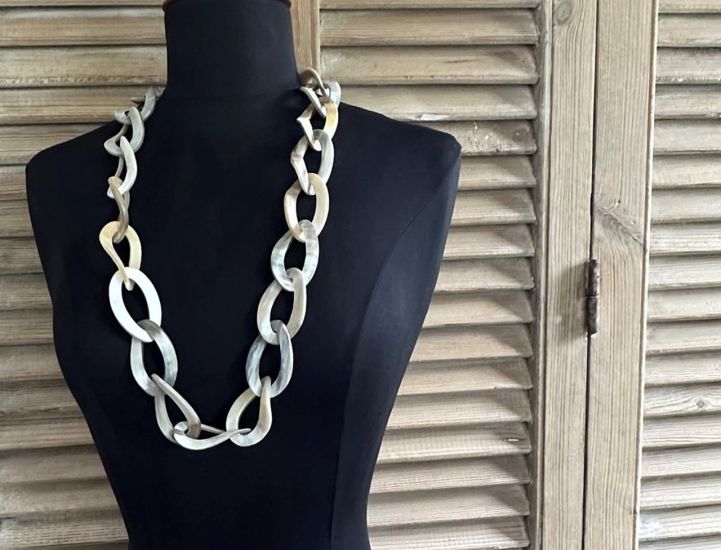 Geborsteld buffelhoorn collier in zand- / blondtintjes. 85cm. Lichtgewicht.