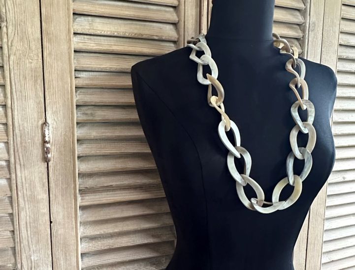 Geborsteld buffelhoorn collier in zand- / blondtintjes. 85cm. Lichtgewicht.