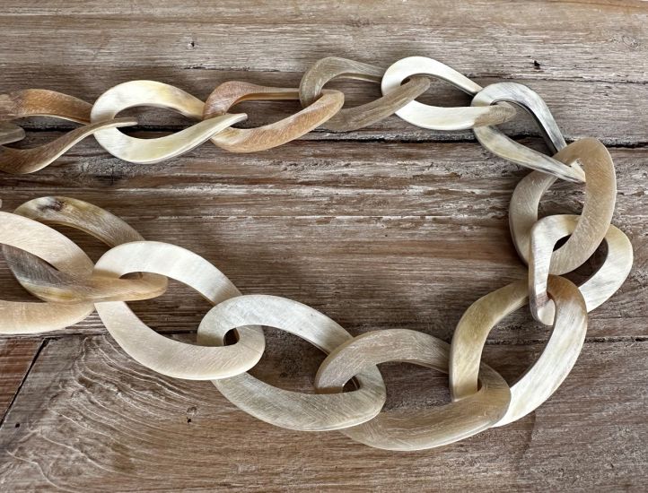 Geborsteld buffelhoorn collier in zand- / blondtintjes. 85cm. Lichtgewicht.