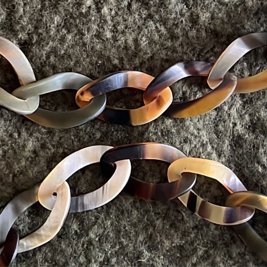 Handgemaakt buffelhoorn collier met een twist. Bruintonen, mat , 85 cm