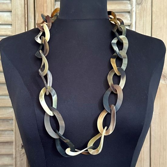 Handgemaakt buffelhoorn collier met een twist. Bruintonen, mat , 85 cm