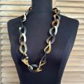 Handgemaakt buffelhoorn collier met een twist. Bruintonen, mat , 85 cm