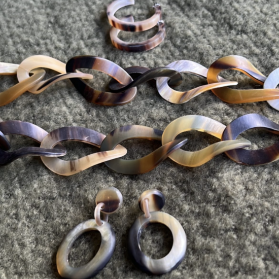 Handgemaakt buffelhoorn collier met een twist. Bruintonen, mat , 85 cm