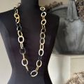 Handgemaakt buffelhoorn collier in lichte tintjes. Lengte 104cm. Matte finish. Lichtgewicht