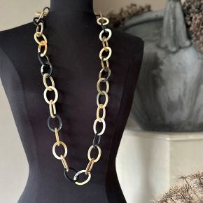 Handgemaakt buffelhoorn collier in lichte tintjes. Lengte 104cm. Matte finish. Lichtgewicht