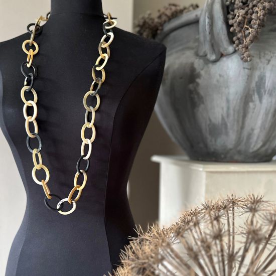 Handgemaakt buffelhoorn collier in lichte tintjes. Lengte 104cm. Matte finish. Lichtgewicht